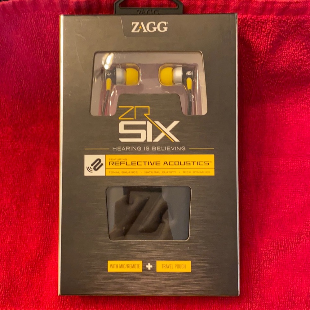 3.5mm Plug-in Earbuds with Reflective Acoustics